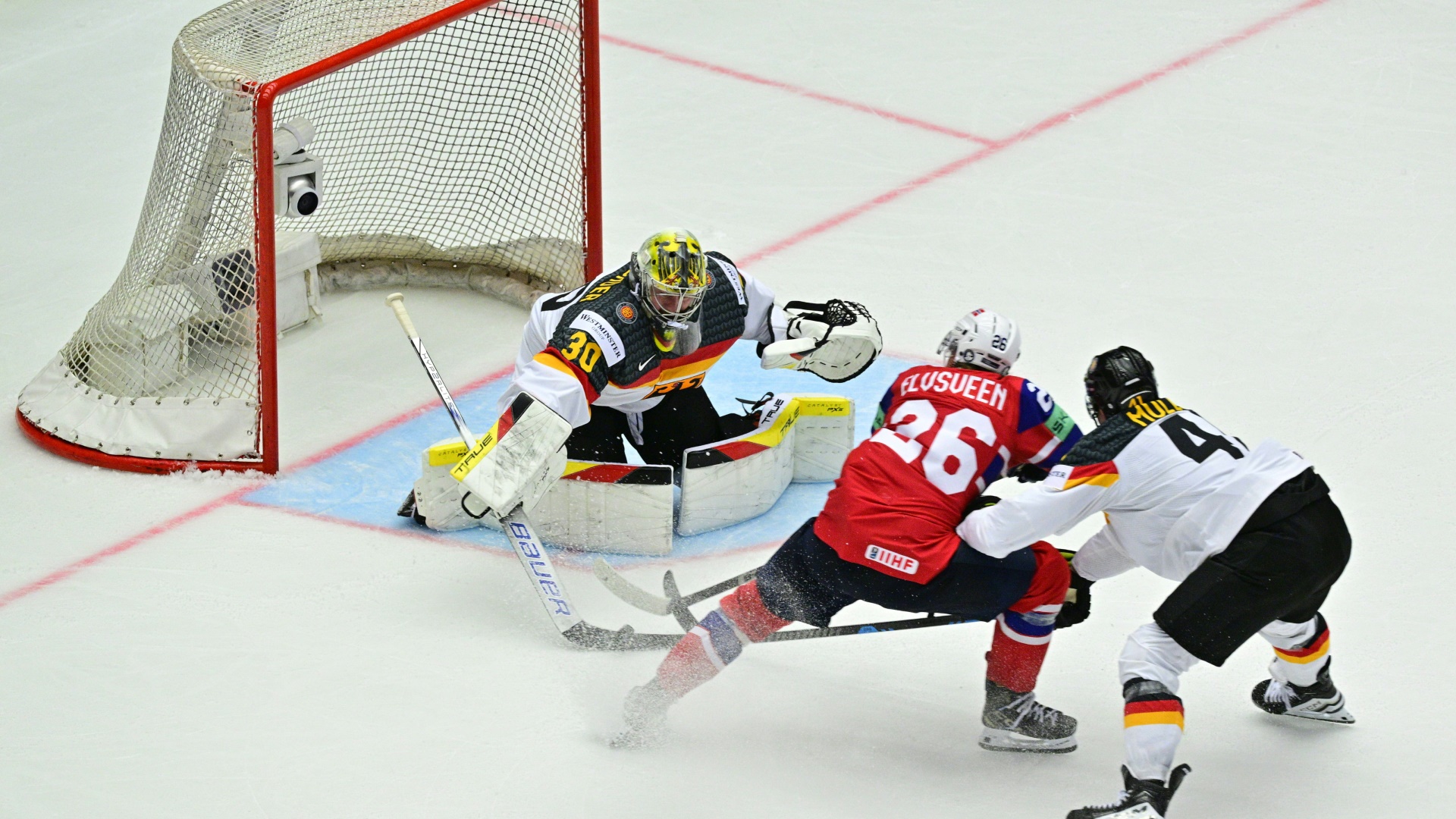 Grubauer (l.) hatte die Eisqualität zuletzt kritisiert