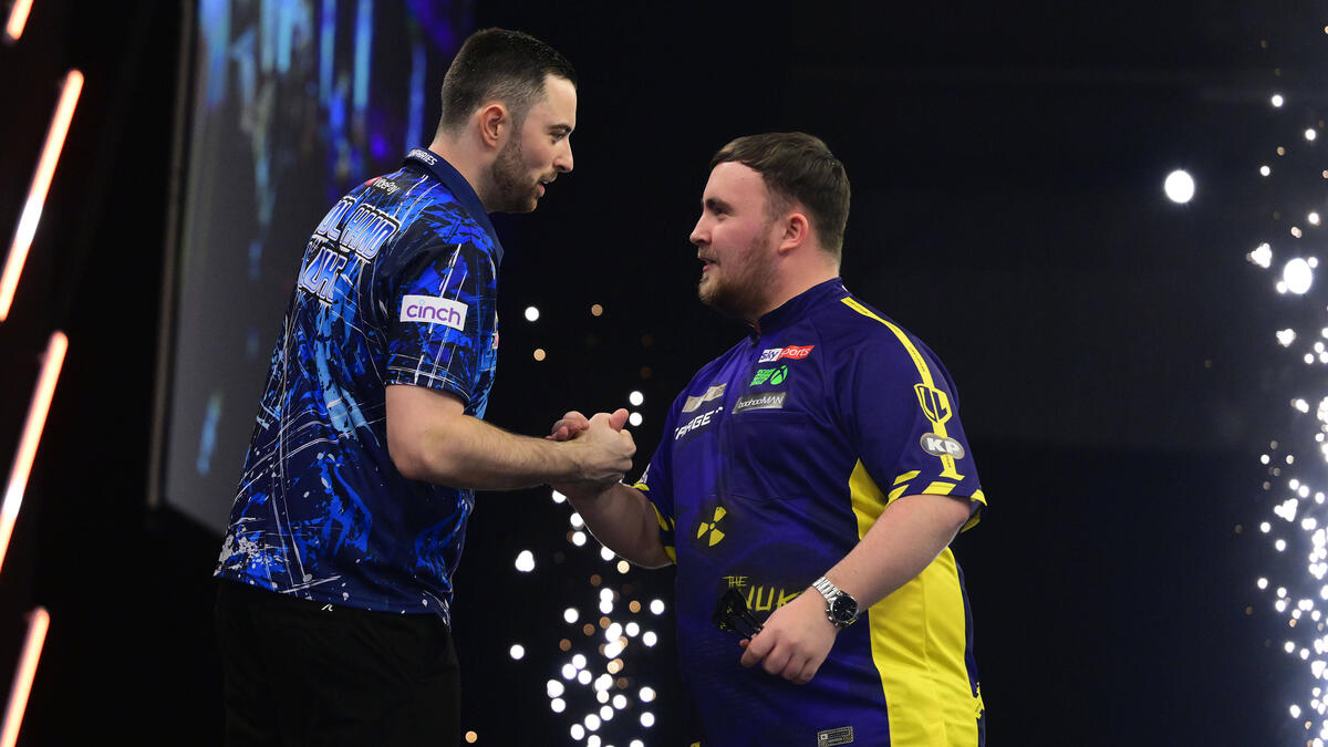 Luke Humphries (l.) konnte Luke Littler erstmals in der Premier League besiegen