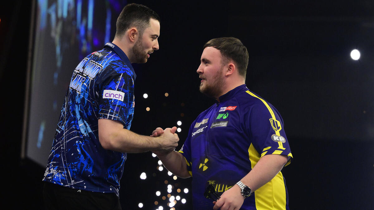 Luke Humphries (l.) bekommt Unterstützung von Darts-Weltmeister Luke Littler (r.)