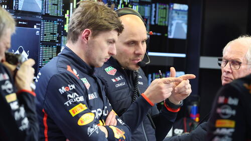 Max Verstappen - hier mit seinem Renningenieur Gianpiero Lambiase - geht nicht unbedingt als Top-Favorit in die Formel-1-Saison 2025