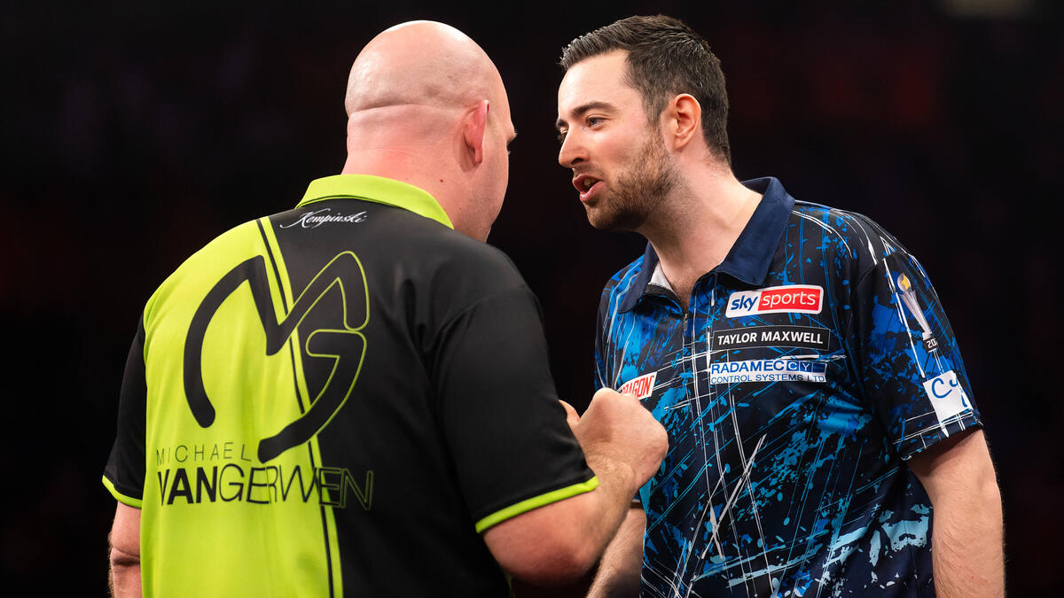 Luke Humphries (r.) und Michael van Gerwen (l.) duellieren sich in der Premier League Darts