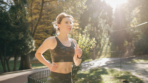 Beim Joggen sind Bluetooth-Kopfhörer praktisch, da keine Kabel stören.