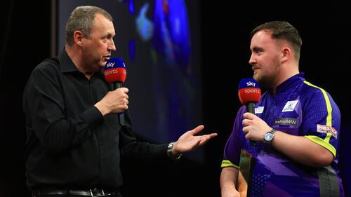 Wayne Mardle (l.) sieht Luke Littler (r.) vor allen anderen Top-Stars