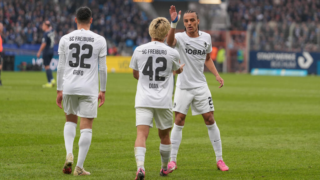 Schon im Winter stand Kiliann Sildillia (r.) kurz vor einem Abschied vom SC Freiburg