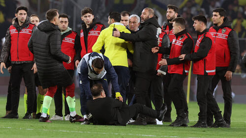 José Mourinho (M.) packte seinem Gegenüber nach der Heimpleite im Pokal von hinten an die Nase