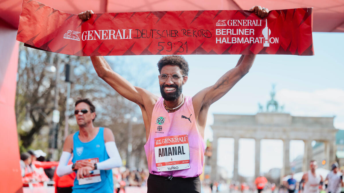 Amanal Petros jubelt über den neuen deutschen Rekord im Halbmarathon