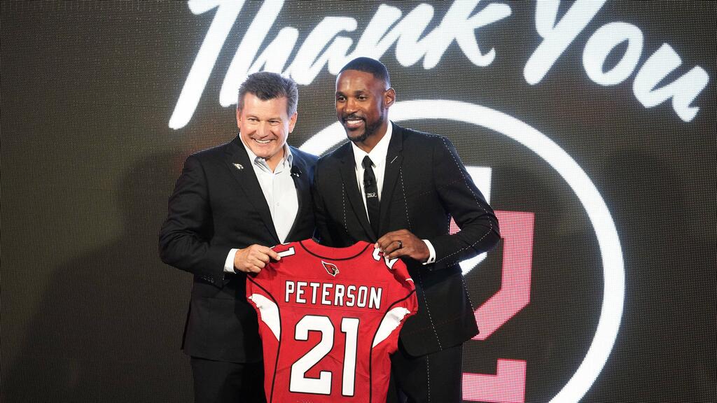 Cardinals-Owner Michael Bidwell und Patrick Peterson feiern das Karriereende des Cornerbacks