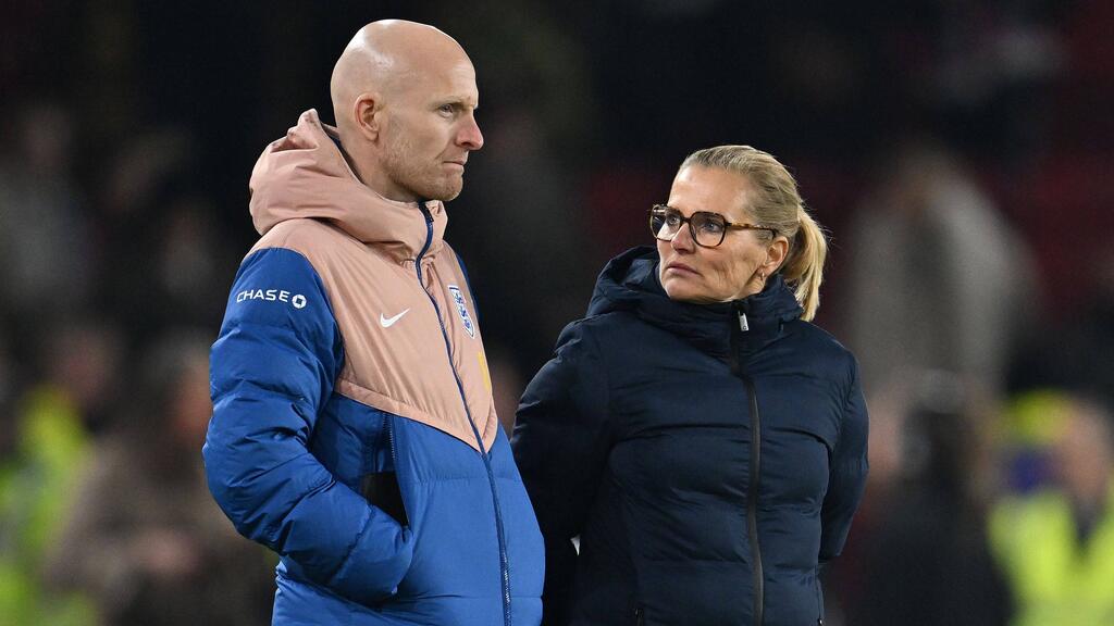 Arjan Veurink (l.) wird nach der Fußball-EM 2025 neuer Frauen-Bondscoach