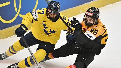 Laura Kluge (r.) und die DEB-Auswahl feierten nach der Auftaktniederlage gegen Schweden einen Sieg über Norwegen