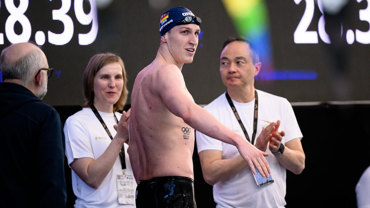 Lukas Märtens freut sich über einen Weltrekord über 400 Meter Freistil