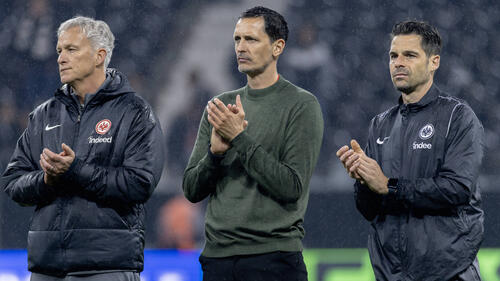 Dino Toppmöller (M.) ist mit der Eintracht aus der Europa League ausgeschieden