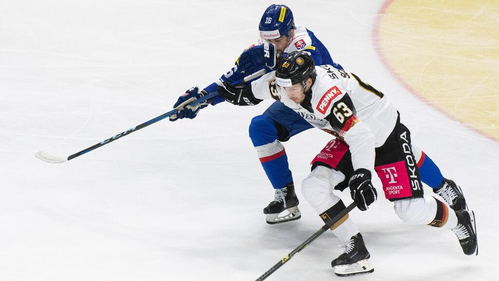 Die deutschen Eishockeyspieler um Luis Schinko (r.) verlieren das WM-Vorbereitungsspiel gegen die Slowakei