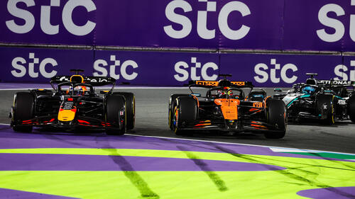 Oscar Piastri (M.) im heißen Startduell mit Max Verstappen (l.)