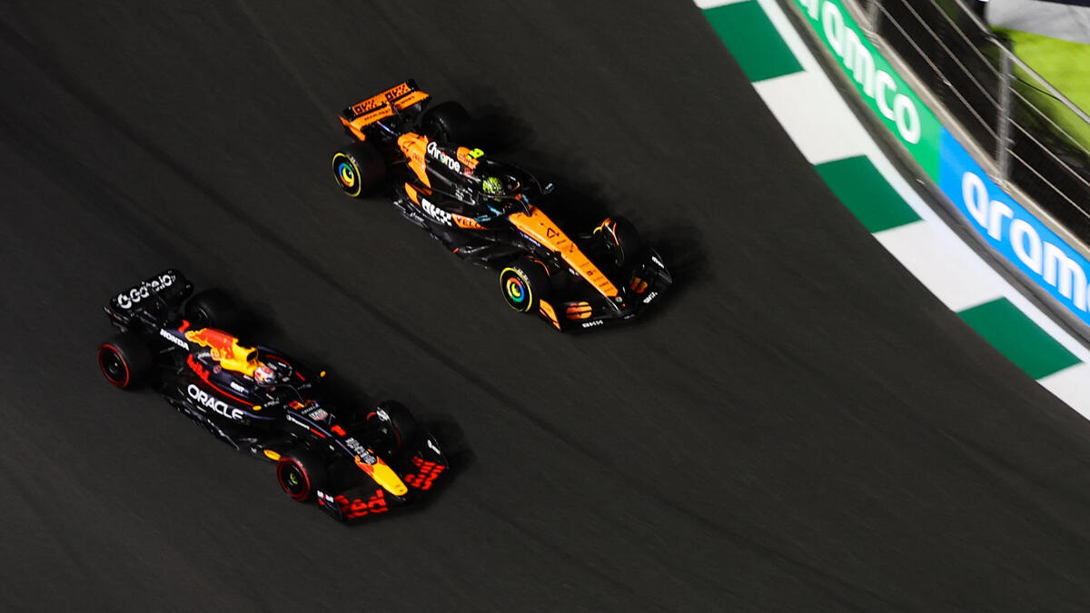 Lando Norris im McLaren MCL39 vor anderen Formel-1-Autos in Dschidda 2025