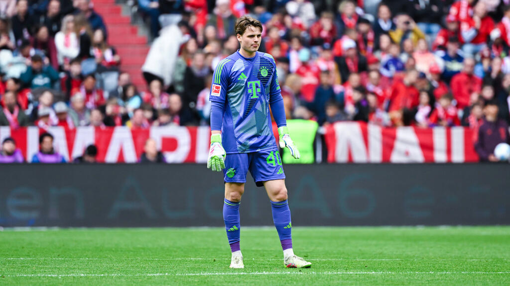 Der FC Bayern würde Jonas Urbig wohl gerne mit zur Klub-WM nehmen