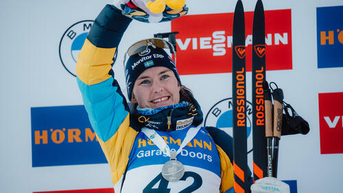 Ella Halvarsson auf dem Biathlon-Podest