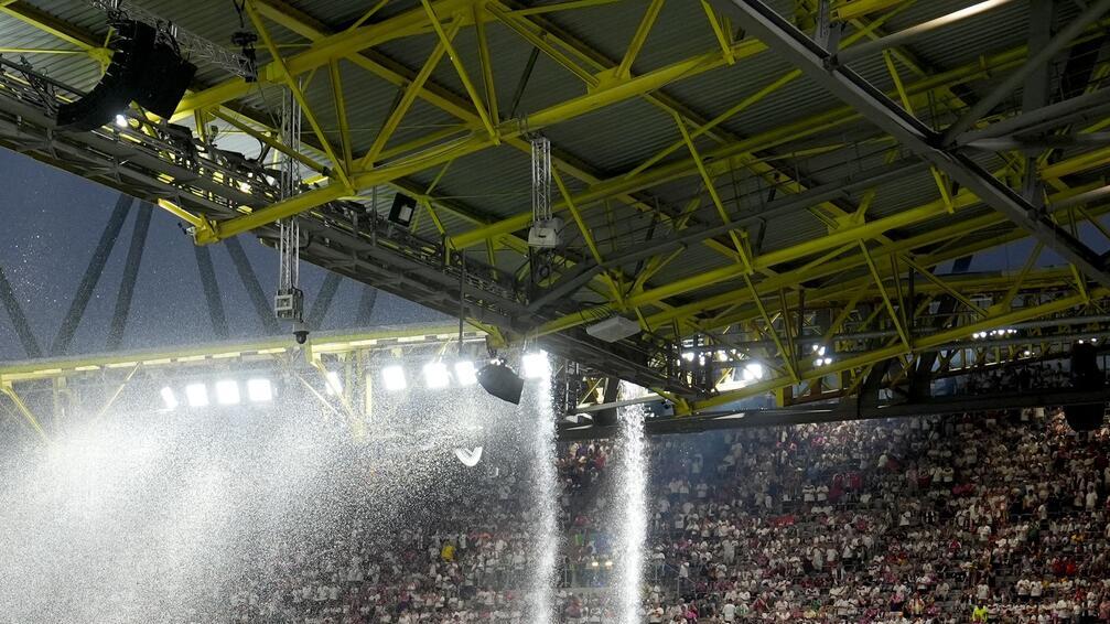 Der Kletterer hatte sich in der Dachkonstruktion des Stadions aufgehalten