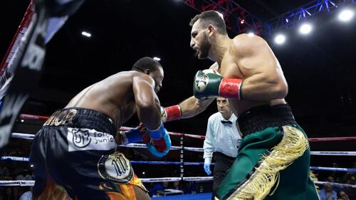 Noel Mikaelian (r.) beim Gewinn des WM-Titels Ende 2023 - es folgte eine Odyssee durch die trüben Gewässer des Boxgeschäfts