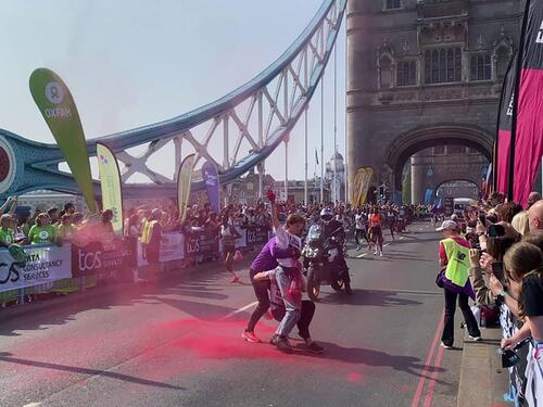 Die Gruppe Youth Demand sorgte während des London-Marathons für Zwischenfall