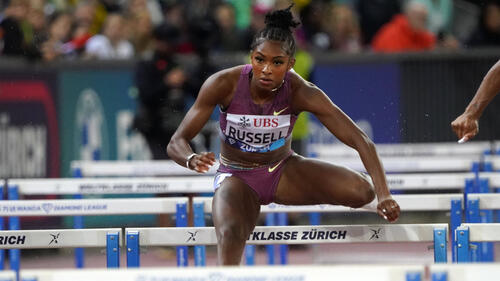 Hürdensprinterein Masai Russell überzeugt