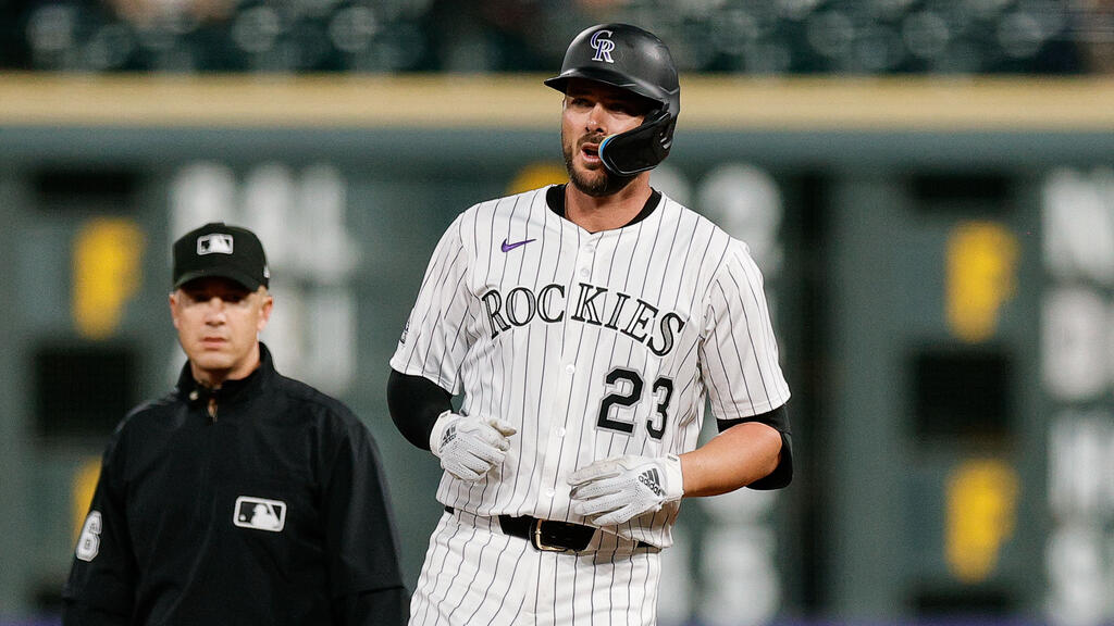 Kris Bryant von den Rockies wird am Rücken behandelt.