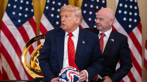 Kurioser Fauxpas! Trump verwechselt WM-Trophäe