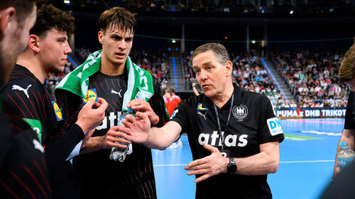 Bundestrainer Alfred Gislason trainiert Julian Köster und Marko Grgic in der Handball-Nationalmannschaft