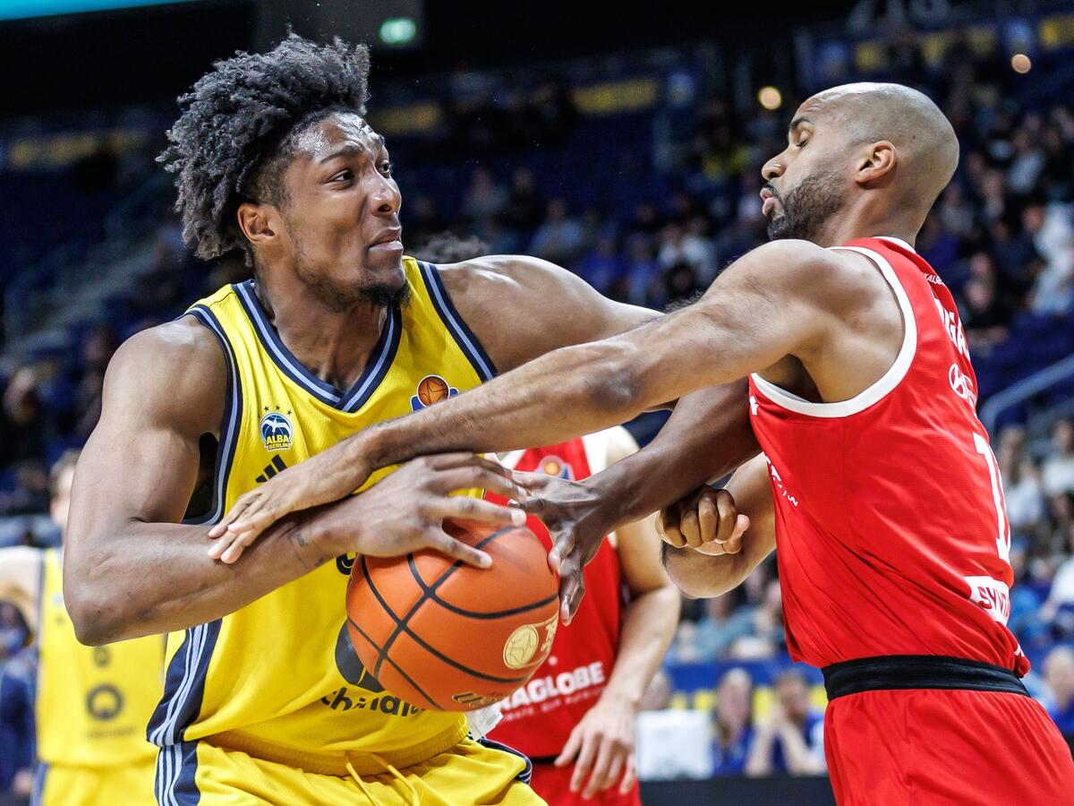 Alba-Center David McCormack wird vom MBC-Akteur Akeem Vargas attackiert