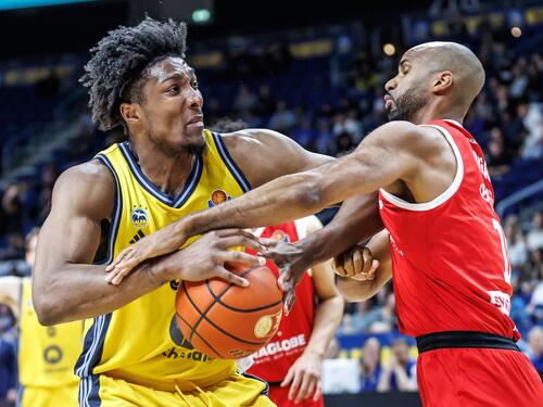 Alba-Center David McCormack wird vom MBC-Akteur Akeem Vargas attackiert