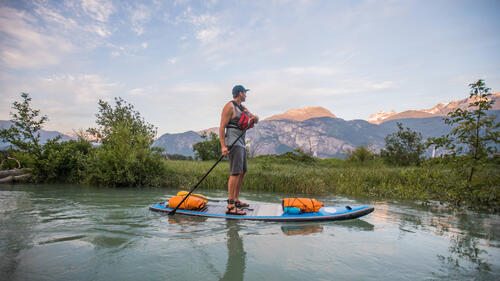 2025 gleiten Stand-Up-Paddler entspannt durch den Sommer.