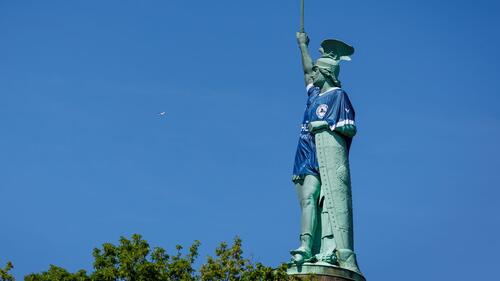 XXL-Trikot! Spektakuläre Unterstützung für Arminia Bielefeld
