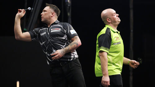 Gerwyn Price (l.) äußert sich zu Darts-Gigant Michael van Gerwen (r.)