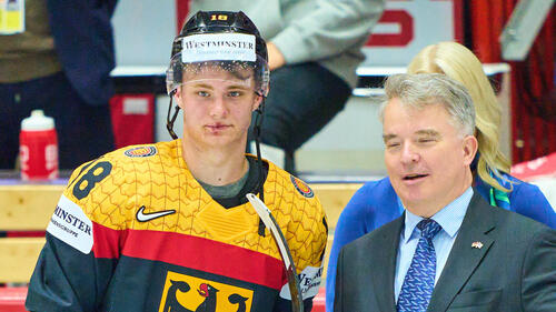 NHL-Star Tim Stützle ist bereits im deutschen WM-Quartier. Am Dienstag kann er sein WM-Debüt feiern