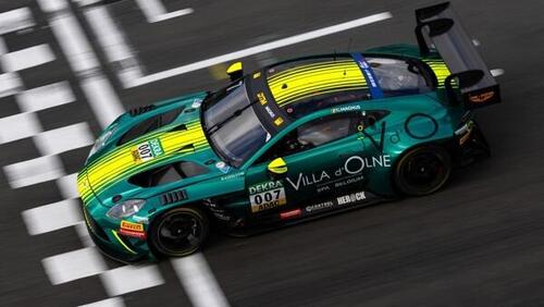 Der Aston Martin Vanrtage GT3 kam beim Debüt über eine Statistenrolle nicht hinaus