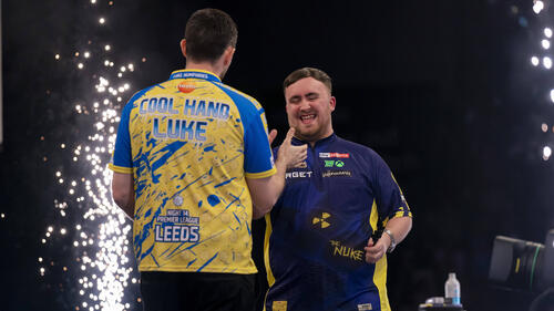 Luke Littler (r.) und Luke Humphries lieferten sich ein spektakuläres Duell
