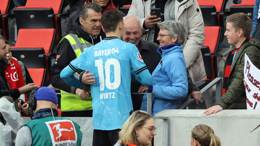 Florian Wirtz mit Vater (der auch Berater ist) und Mutter