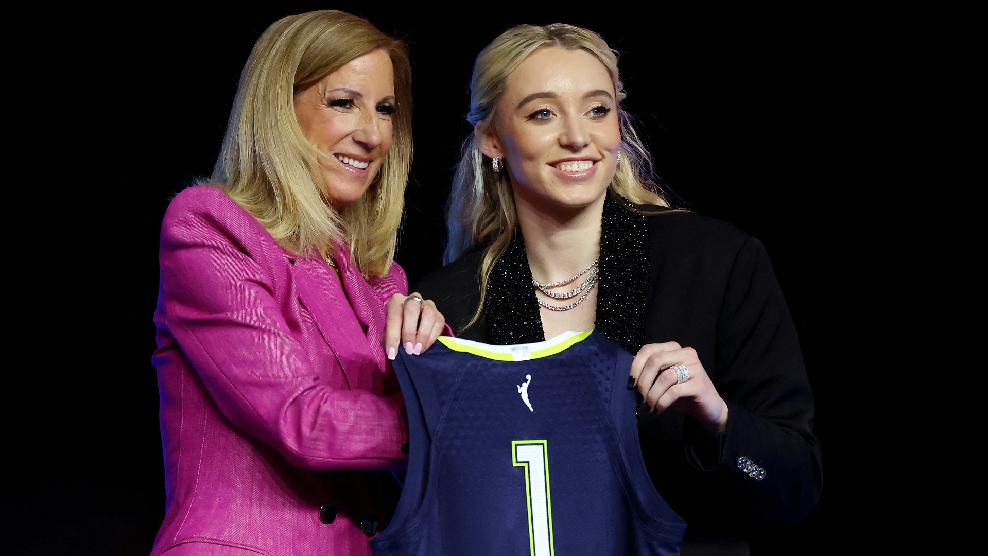 Top-Talent Paige Bueckers (r.) wurde beim WNBA-Draft an erster Stelle gedraftet