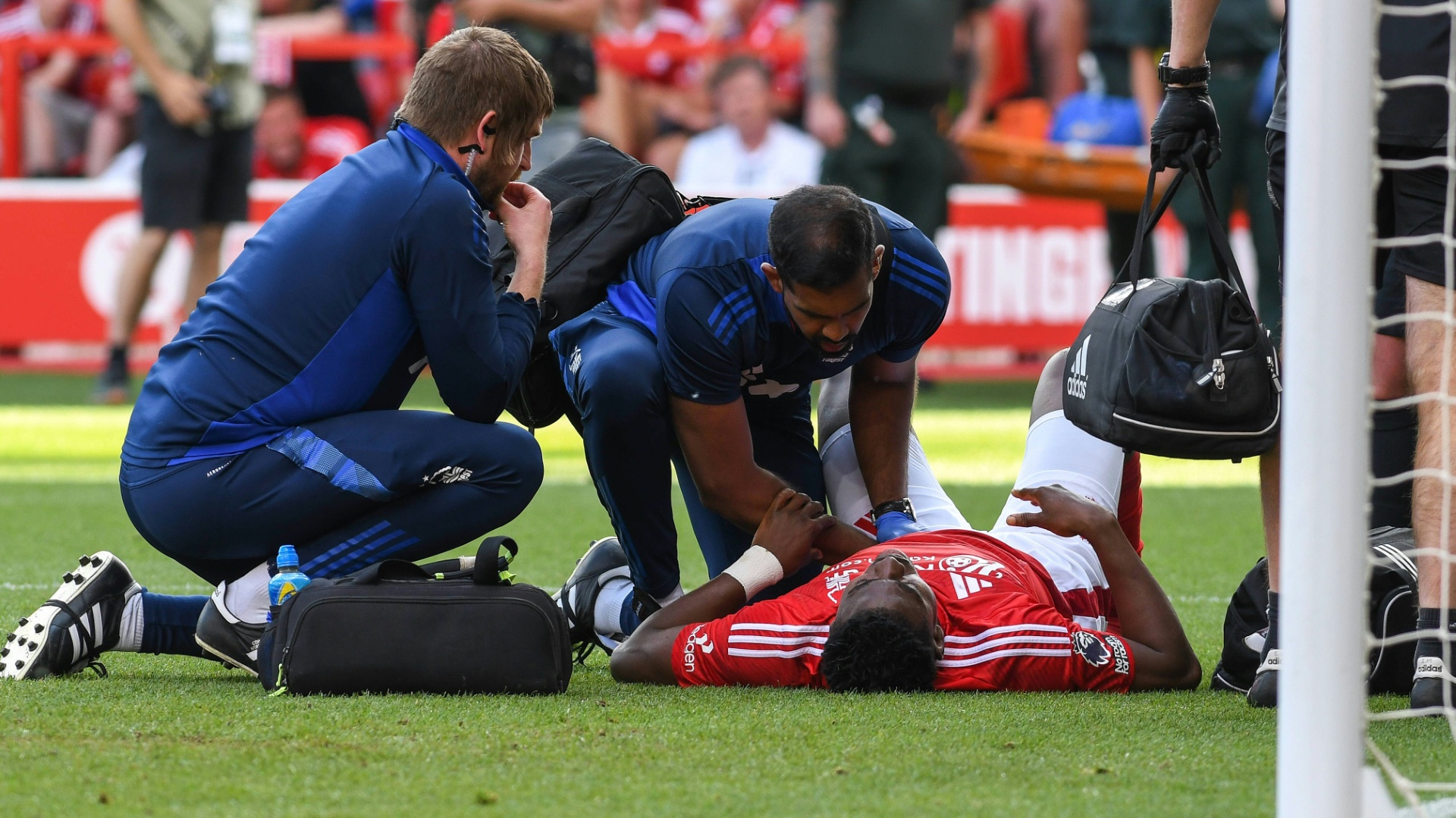 Awoniyi (r.) nach dem folgenschweren Zusammenprall