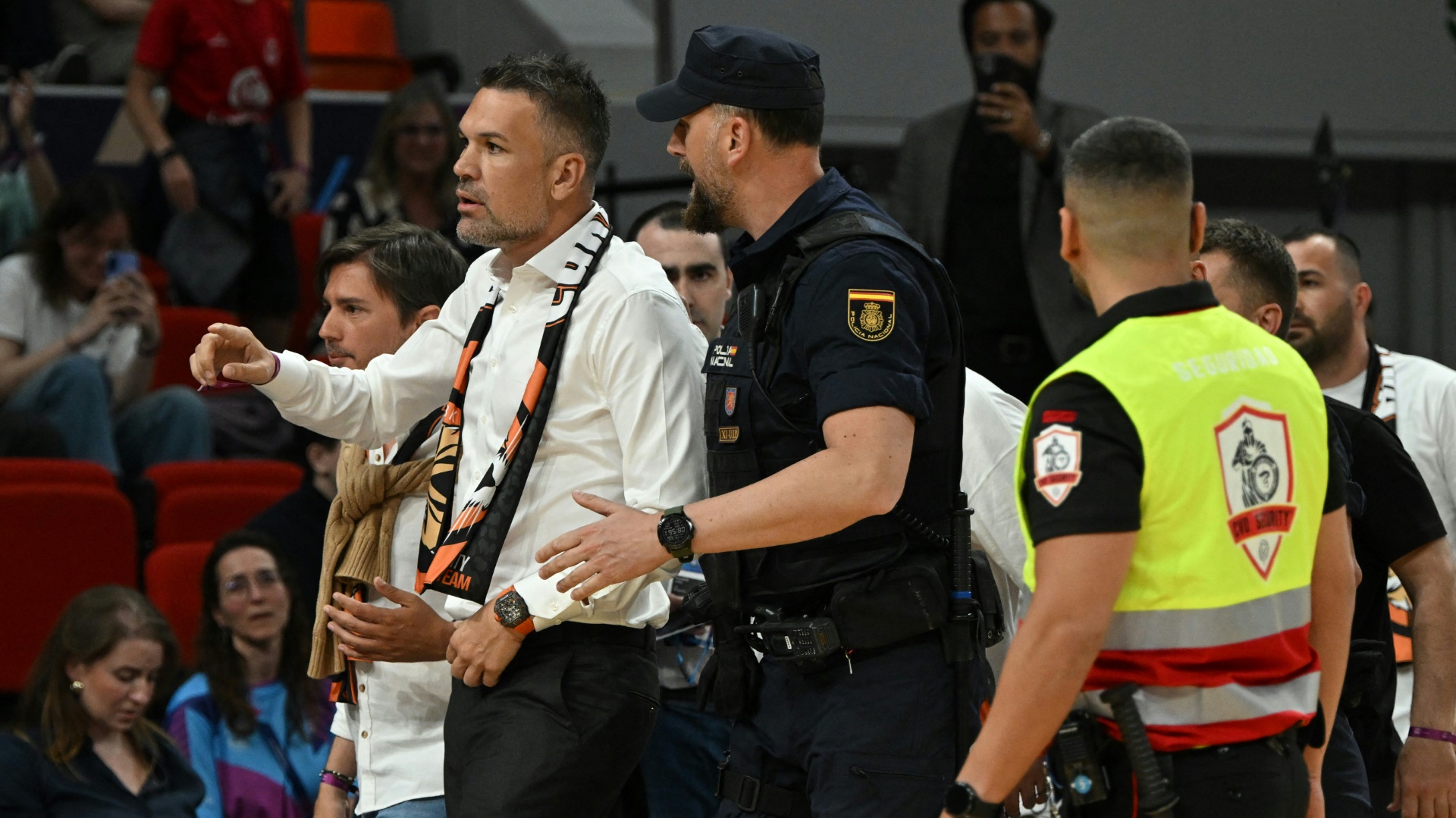 Serdar Cevirgen wird von der Polizei abgeführt