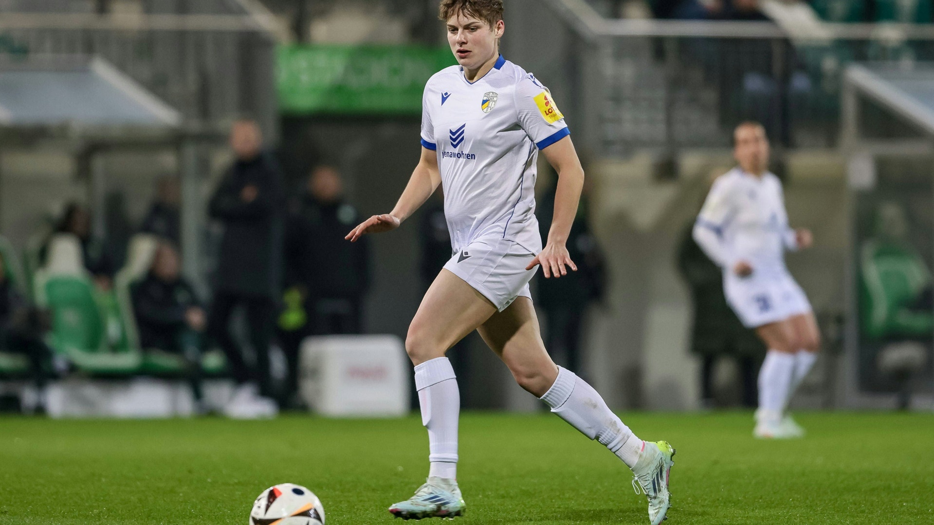Jena-Spielerin Gwen Mummert am Ball