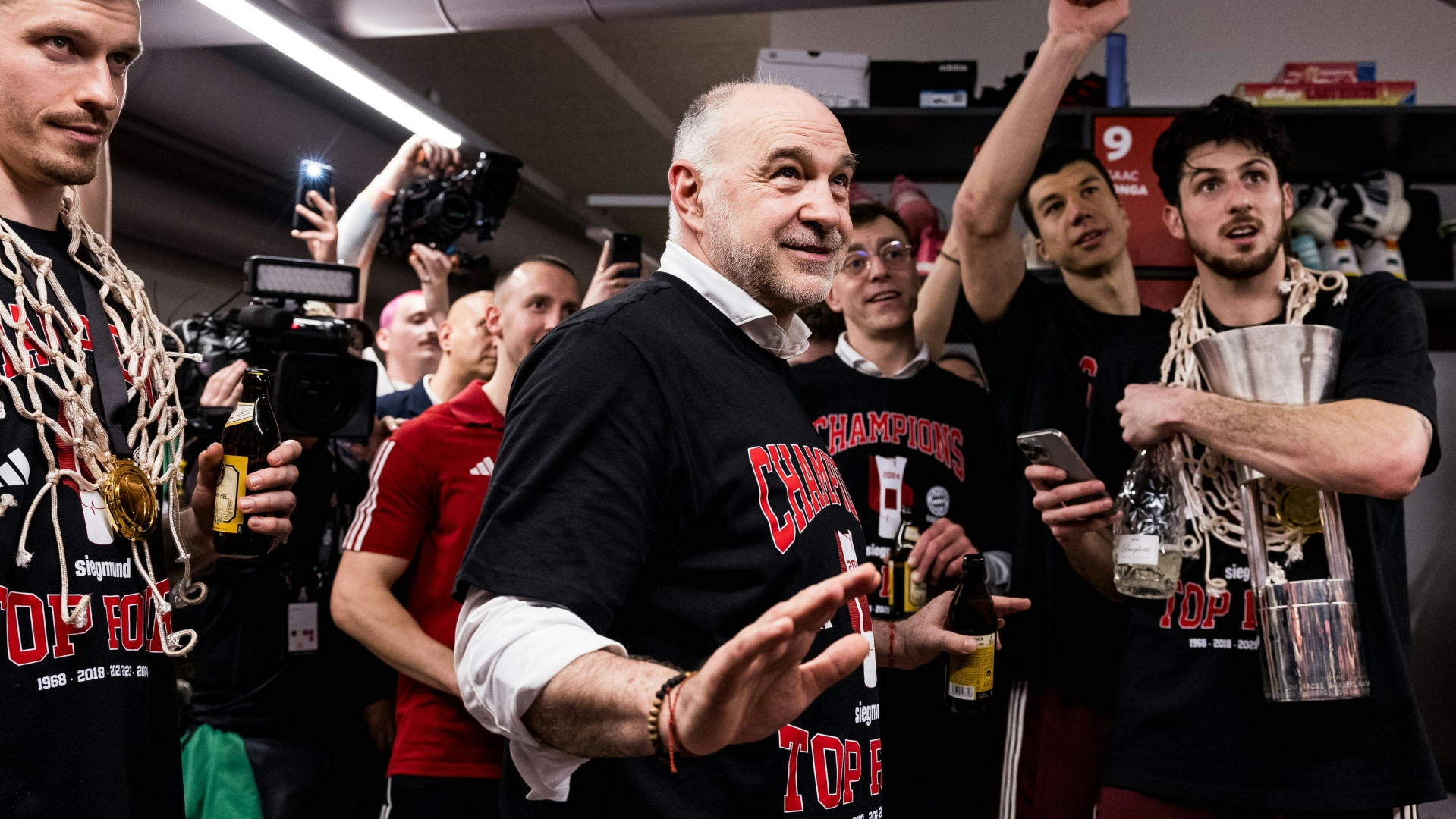 Bayern-Coach Pablo Laso feiert den Triumph im BBL-Pokal