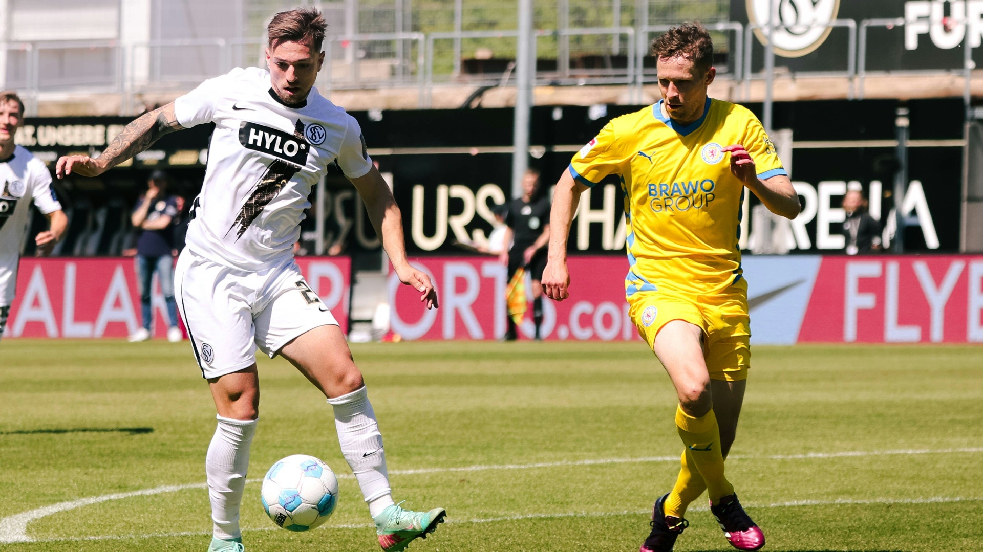 Luca Schnellbacher (l.) bleibt bei der SV Elversberg